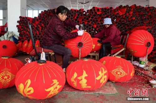 网络媒体走转改 安徽工厂忙碌 赶制灯笼迎春节